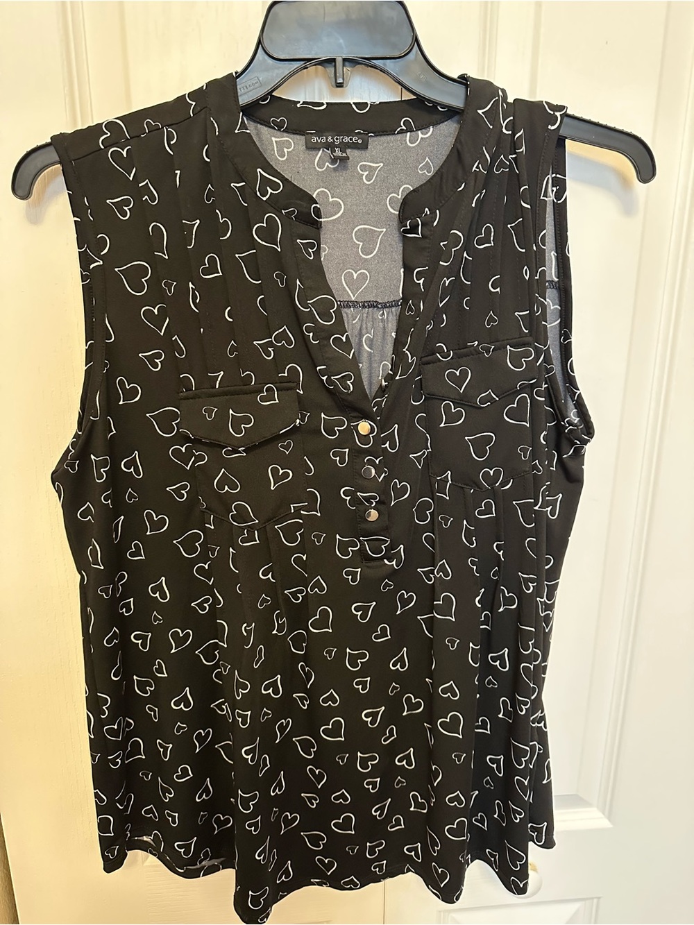 Ava & Grace Black Sleeveless Heart-Print Button-Front Blouse